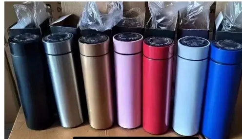 Botella de agua con display LED